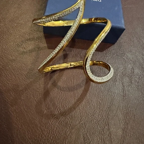 Elegant Gold and Silver Women's Jewelry - Picture 3 of 5